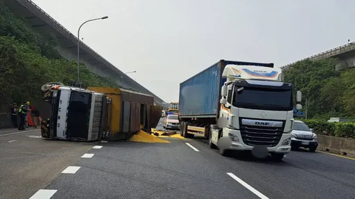 國1平鎮段2貨車擦撞翻覆　玉米飼料散一地回堵4公里