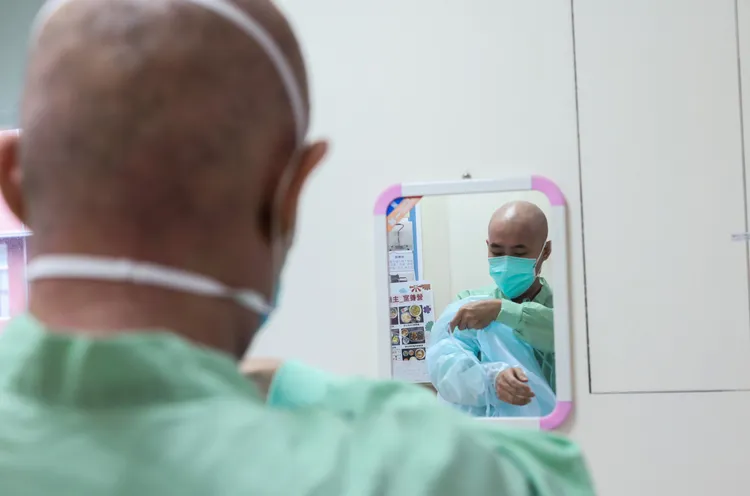 專責病房照顧新冠確診者，醫護人員得全程戴N95口罩、進入感染區再穿防護衣。鄭孟晃攝