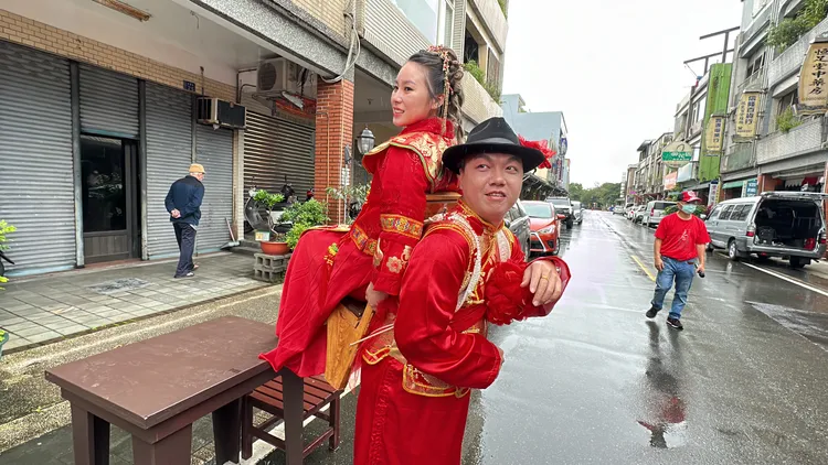 走尪活動中的「尪揹某」趣味競賽，更是考驗夫妻默契與體力。林泊志攝