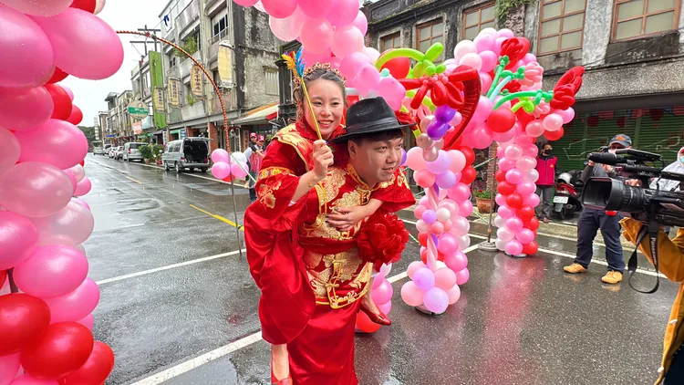 走尪活動中的「尪揹某」趣味競賽，更是考驗夫妻默契與體力。林泊志攝