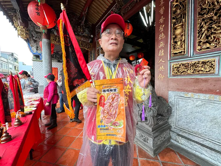 永安宮主委黃適超說，今年邀請企業單位參加「抬大神轎走尪競速」示範賽，前6名除了有媽祖加持的「黑令旗」，還有價值6千元的各式獎品可帶回家。林泊志攝