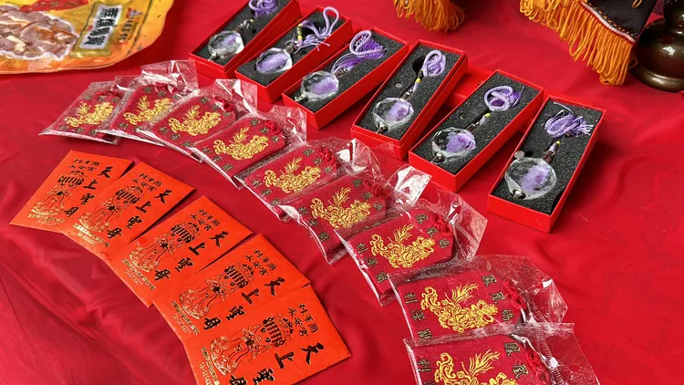 參加「抬大神轎走尪競速」示範賽的前6名，可獲得媽祖加持「黑令旗」，還有傳藝中心門票兌換劵、虎牌米粉觀光工廠抵消費門票、利澤簡煙燻鴨賞、五結花生糖及琉璃媽祖LED平安燈掛飾、錢母等價值6000元獎品。林泊志攝