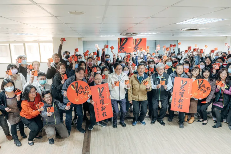 張善政在農曆年前最後一個上班日向市府同仁辭歲。桃園市府提供