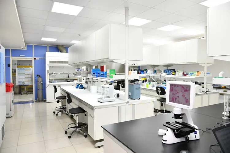 「DNA暨化學鑑識實驗室」前年10月份成立後，即於次月與法務部法醫研究所簽訂合作，以加強失蹤人口協尋工作。警方提供