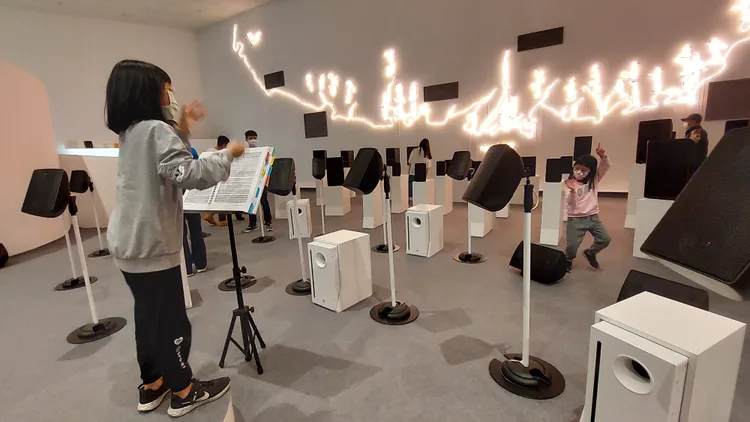 小朋友站上指揮台，全憑直覺揮舞指揮棒，趣味橫生。凃建豐攝