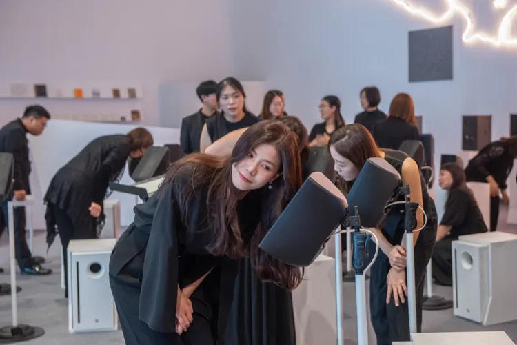 高市國樂團到場聆聽自己演出錄音的〈LEARPRINT 內惟聲響實驗〉作品。文化局提供