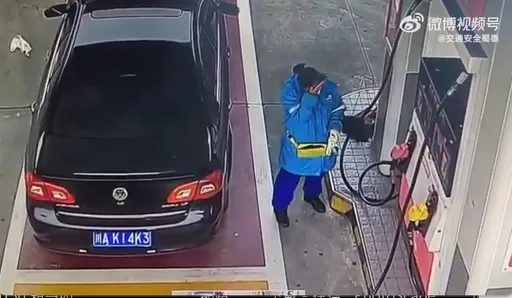 囂張!賓士加油扔錢付帳「逼哭女員工」 車主辯「搶付錢」網怒打臉