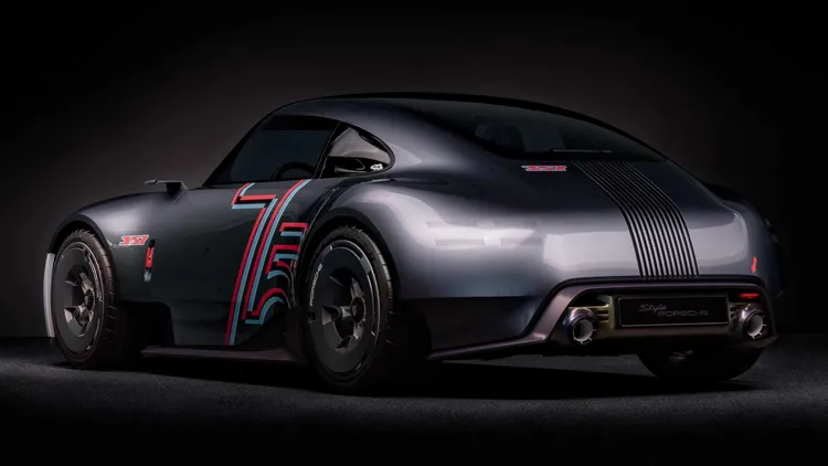 車尾順著擋風玻璃，一道經典的垂直格柵傾瀉而下，尾燈也同樣隱藏在鈑件之內。原廠照片