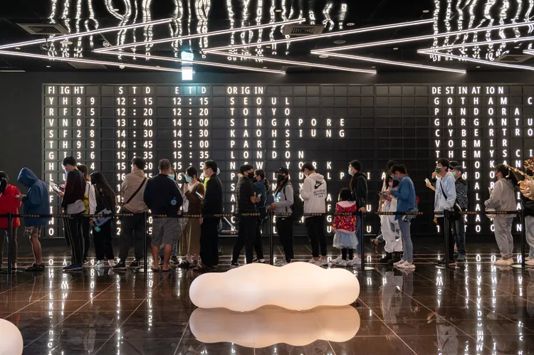 高雄夢時代秀泰影城今起至1/16「看電影票通通100元」，吸引許多民眾前往排隊。讀者提供