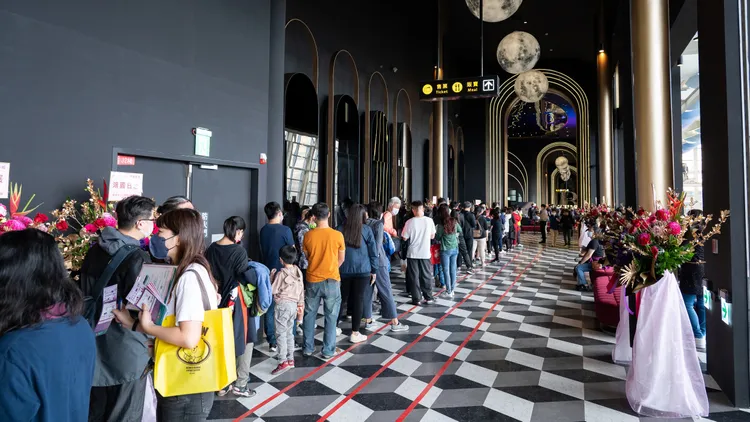 高雄夢時代秀泰影城今起至1/16「看電影票通通100元」，吸引許多民眾前往排隊。讀者提供