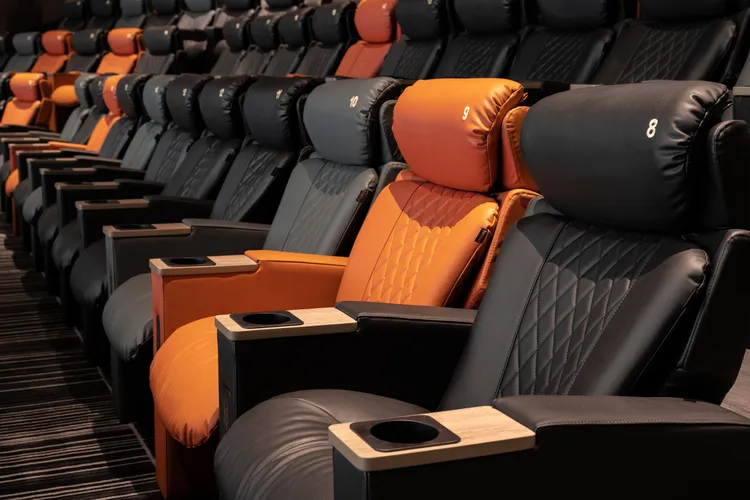 高雄夢時代秀泰影城內部座椅，都採可傾躺式商務級皮椅。讀者提供