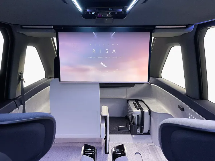 車內也配置了大型的折疊娛樂系統顯示幕等配備。原廠照片
