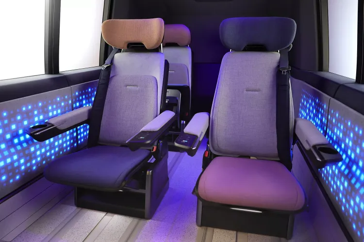 MX Pass模式是在傳統的兩排座椅格局中，規劃了四個乘坐位置。原廠照片