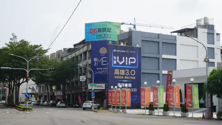 鳳山區已出現許多單坪成交站上3字頭建案。葉家銘攝