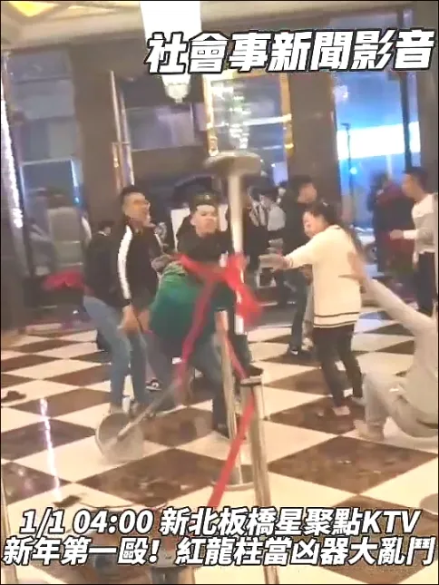 周男遭K後，不支倒地時，陳男持續拿紅龍柱攻擊。翻攝社會事新聞影音