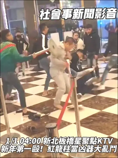 陳男不顧友人勸阻，拿起紅龍柱就往周男頭部、身體猛砸。翻攝社會事新聞影音