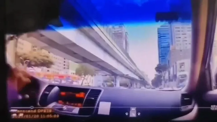 警方開道引導開車載女兒就醫的詹姓女子到醫院。警方提供。