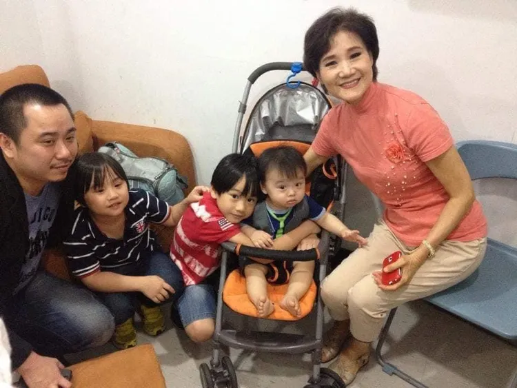 小彬彬（左起）帶3個兒子跟吳靜嫻合影。翻攝小彬彬臉書