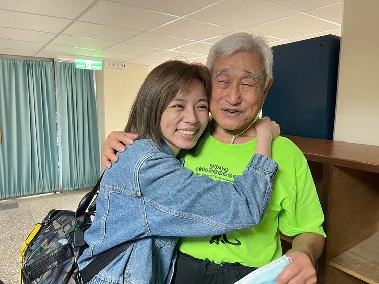 王瞳（左）和阿公感情很好。翻攝王瞳臉書