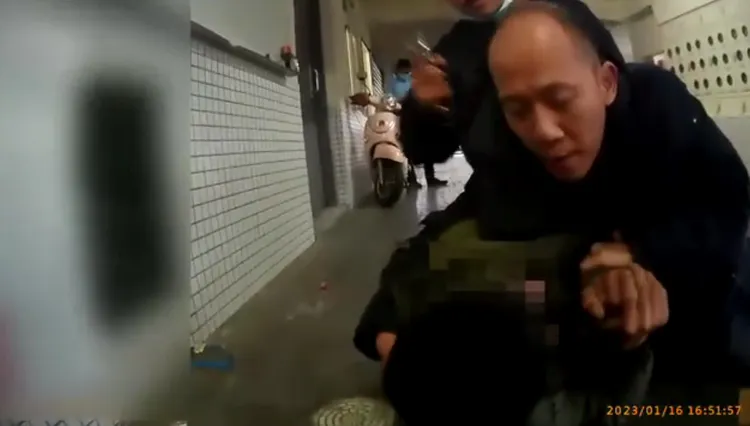 警方壓制徐男。翻攝畫面