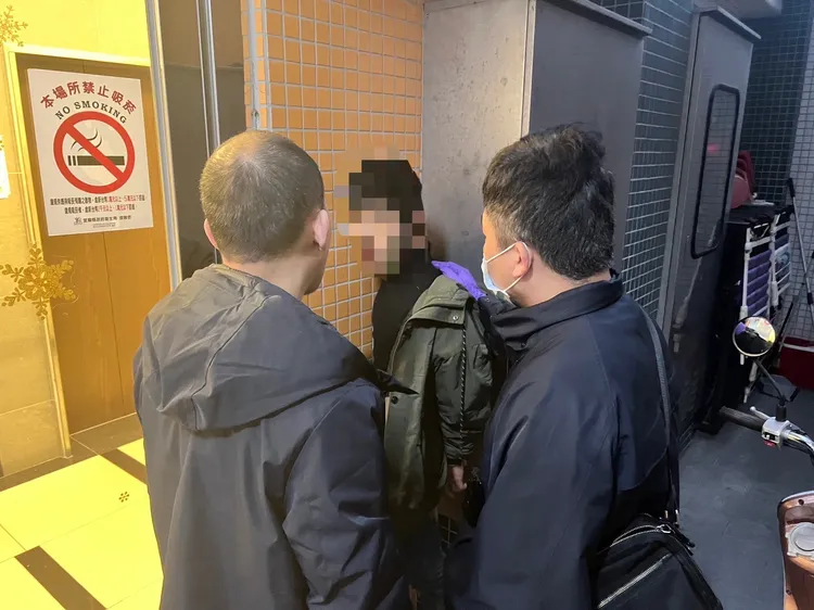 警方前往宜蘭，逮捕徐男到案。翻攝畫面