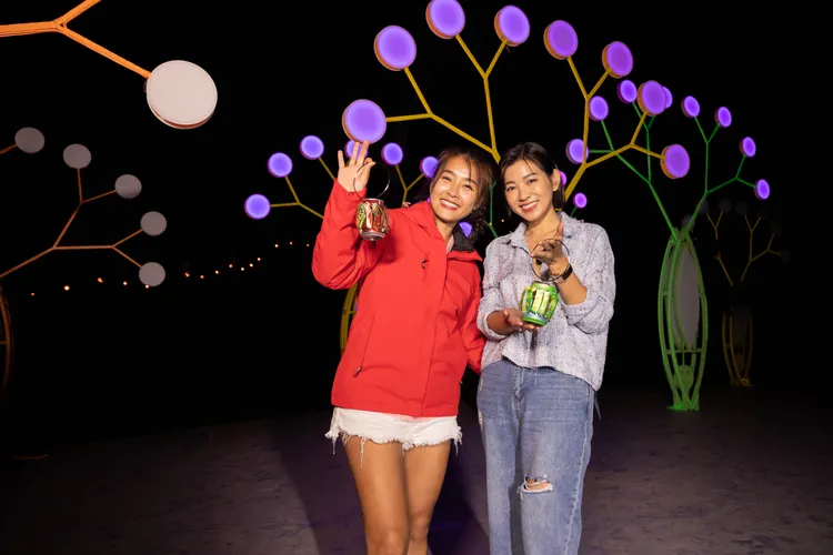 小嫻(左)和米可白去龍崎空山祭。台南市政府提供