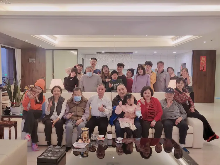 陳美風（左）邀請家人去她豪宅聚餐。翻攝陳美鳳臉書