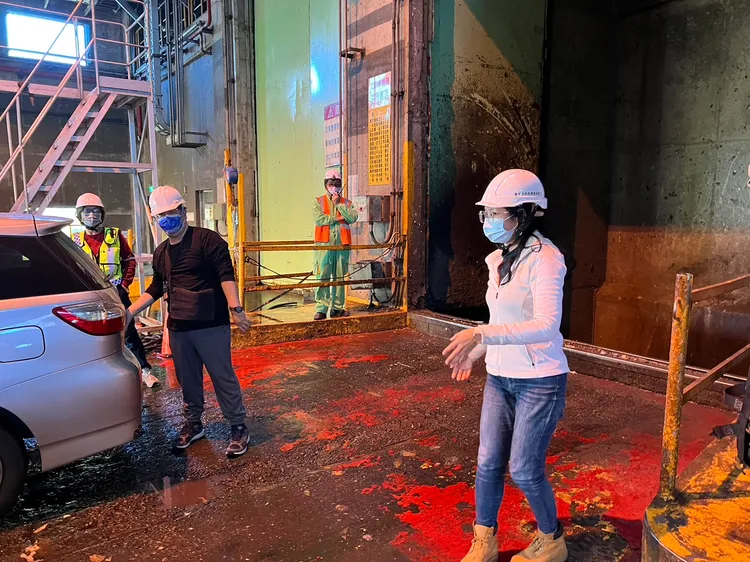 警方謹慎清點即將銷燬的毒品。警方提供