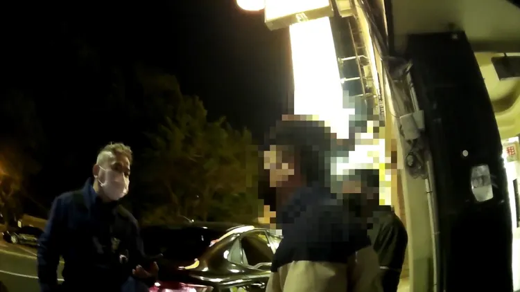 男子違停買彩券，被警方查到是通緝犯，先移送法辦。翻攝畫面