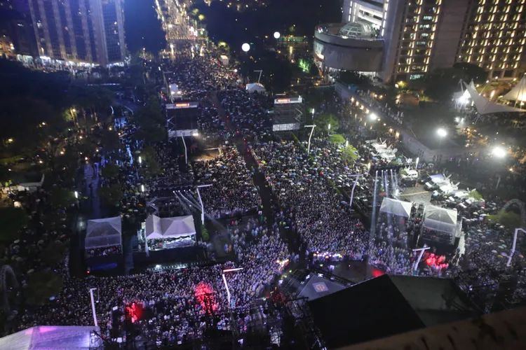 台北市政府跨年人潮。娛樂中心攝