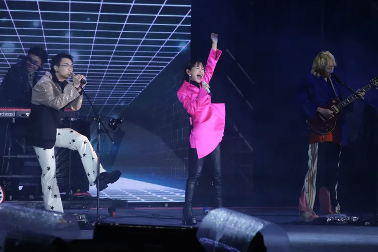 彭佳慧與美秀集團帶來熱力演出。攝影中心攝