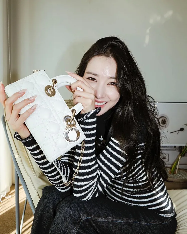 韓團「少女時代」成員Tiffany以甜美笑容，秀出手中的白色Lady D-Joy手袋。翻攝tiffanyyoungofficial IG