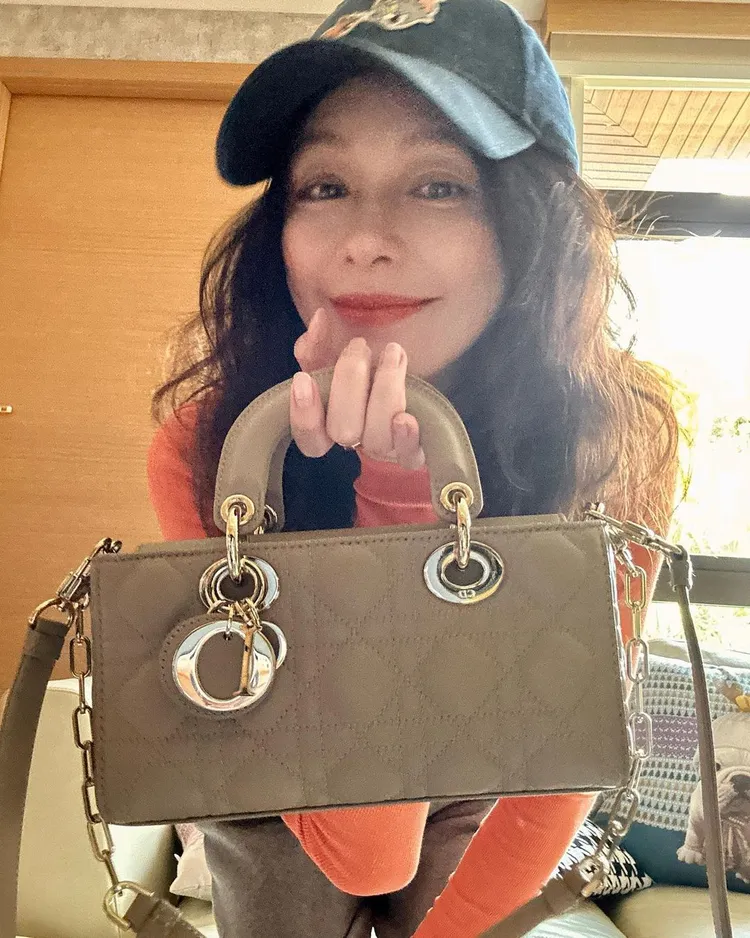 徐若瑄照片中自然的微亂髮型，受到粉絲的大力稱讚，她卻自爆其實是因為「沒洗頭」的結果。翻攝vivianhsu.ironv IG