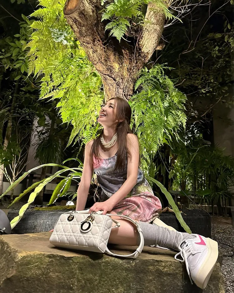 韓團「2NE1」成員Dara也拿DIOR的Lady D-Joy手袋，當作2023年曬出的首款精品包。翻攝daraxxi IG