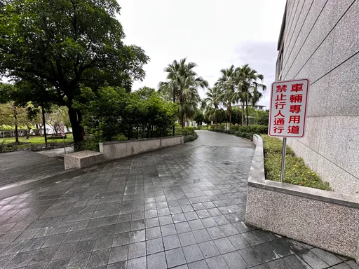 人行道长青苔!妇开庭后步出地检惨摔脚骨折 怒提国赔结果出炉