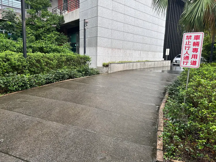 地檢署事後設置「禁止行人行走車道」告示牌，未見任何有地面濕滑避免用路人滑倒風險的警示，法官認為地檢管理仍有缺失，對洽公民眾人身安全置若罔聞。林泊志攝