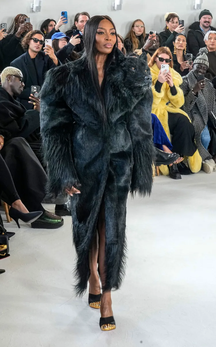 「黑珍珠」的黑狼頭禮服。美聯社