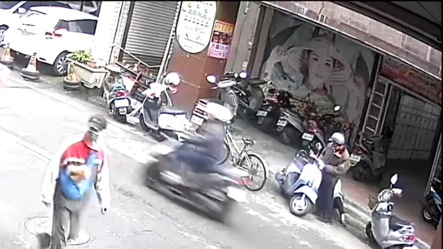 婦人倒地被機車壓腿，多人路過未伸援手。民眾提供