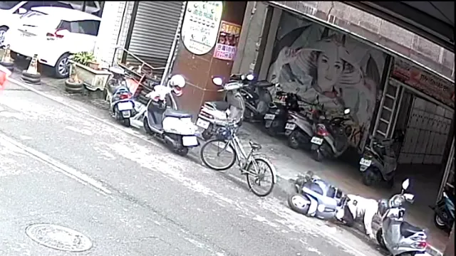監視器拍下婦人為閃避擋道的單車，重心不穩摔倒。民眾提供