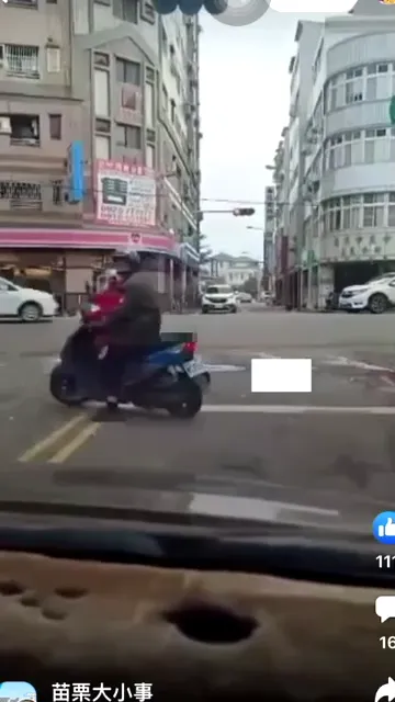 老翁救人時將孫子獨留機車上，路人誤以為違規，po出影片批太誇張。翻攝臉書苗栗大小事