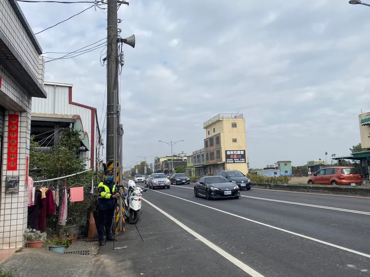 枋寮分局員警加強查緝汽車不依規定行駛機慢車道。讀者提供