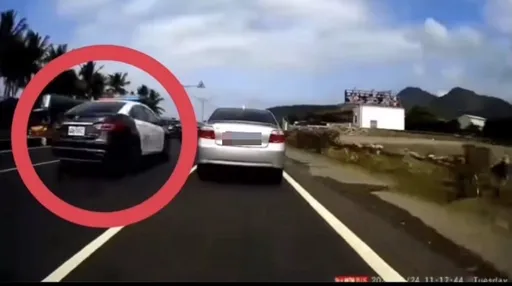 就你最聰明!不想塞車闖機車道惹眾怒 騎士長按喇叭結局超展開