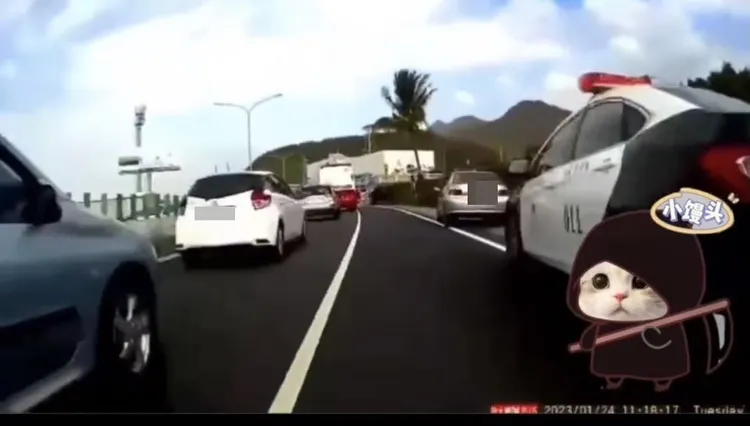警車鳴笛追上銀色自小客車，示意要駕駛人靠邊停。翻攝社會事新聞影音群組