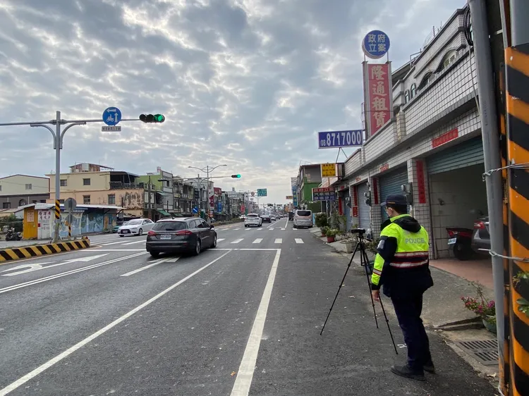 枋寮分局員警加強查緝汽車不依規定行駛機慢車道。讀者提供