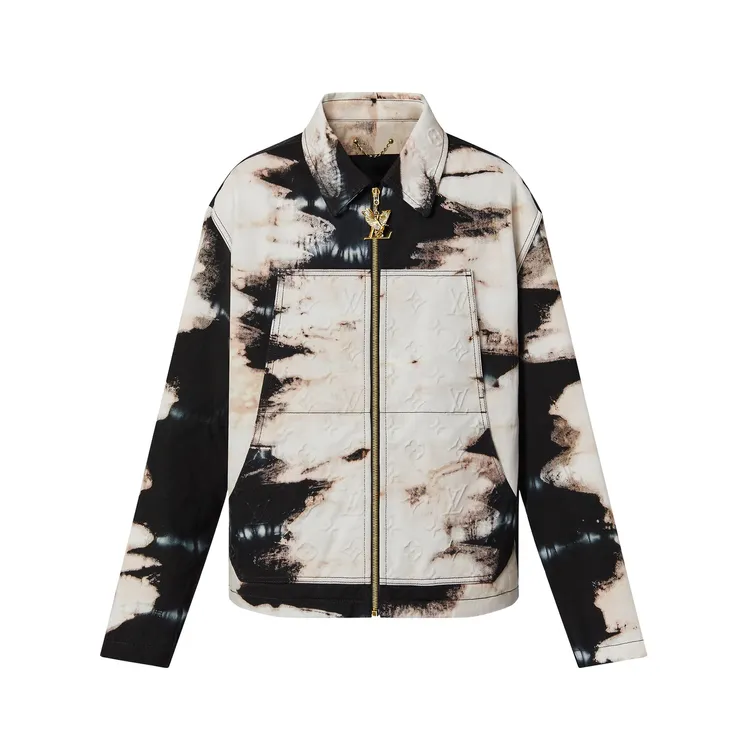 林俊傑所穿同款不同圖案的紮染工作服牛仔外套，13萬元。翻攝LV官網