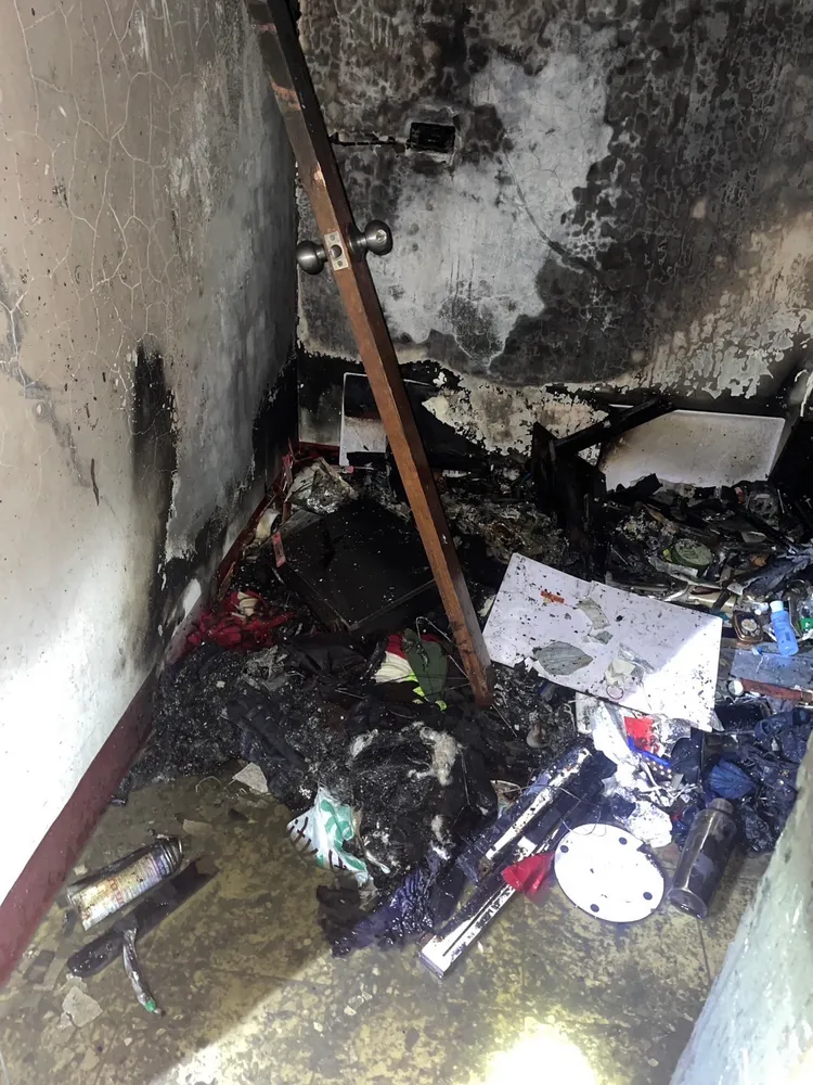 房間內火勢被撲滅，一片狼藉。翻攝畫面
