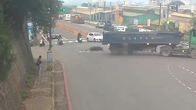 砂石車當場將騎士連人帶車輾壓而過。翻攝畫面