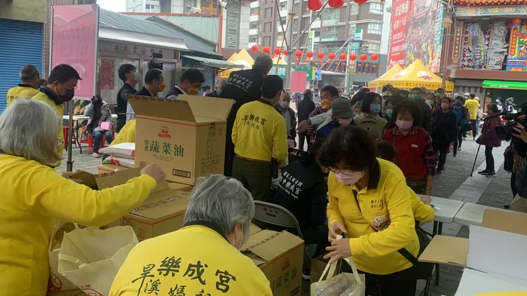 樂成宮今天發送物資給東區等六區近五千戶弱勢家庭。曾雪蒨攝
