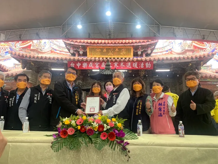台中市樂成宮今天捐贈白米、食用油與春節慰問金給東區周邊共六個行政區弱勢家庭。曾雪蒨攝