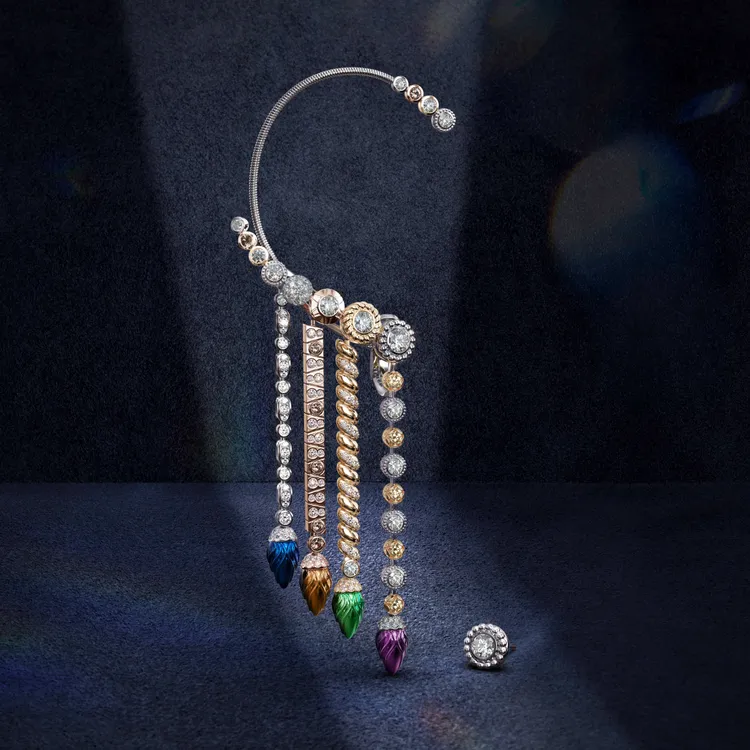 Prelude耳掛垂墜於耳際的鑽石流蘇末端，飾以彩色鈦金屬製成的蝶蛹圖案，寓示著大自然蛻變的開始。品牌提供